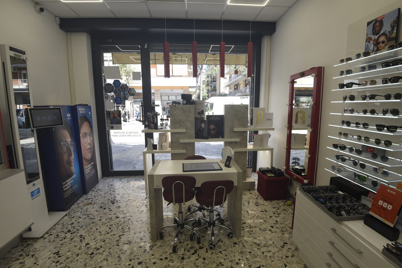 La sala vendita con le collezioni esposte
