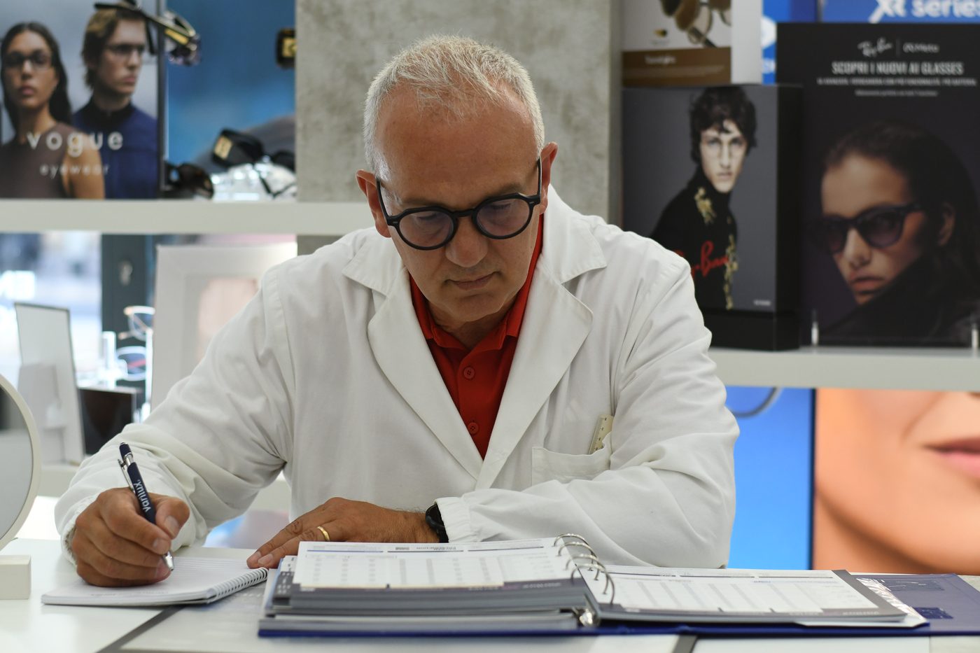 Il titolare al lavoro in negozio