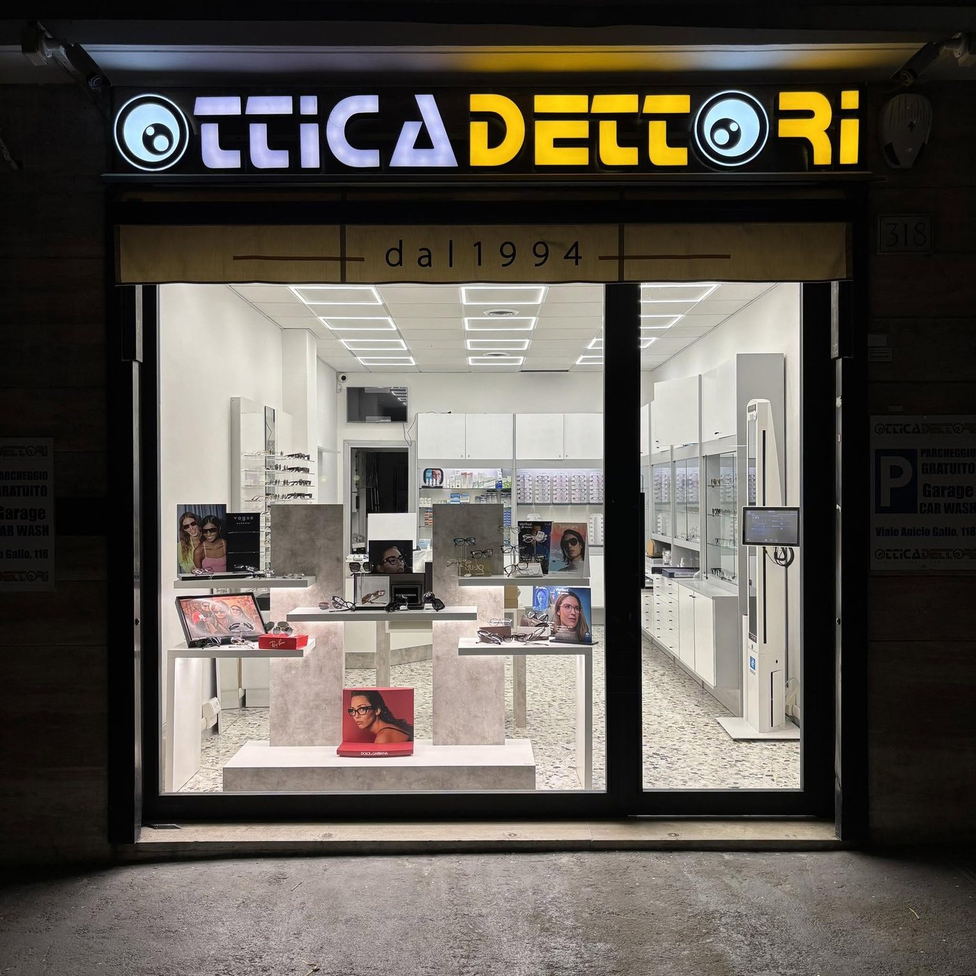 La vetrina di Ottica Dettori su Viale Appio Claudio