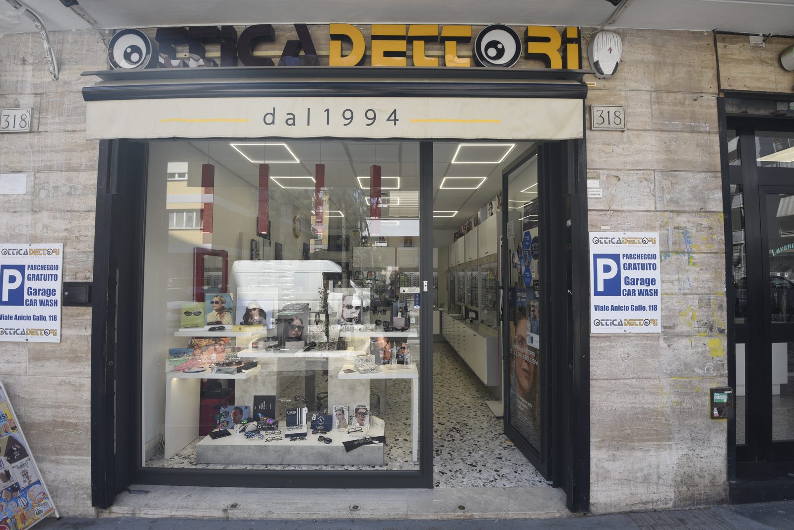 La vetrina di Ottica Dettori di giorno