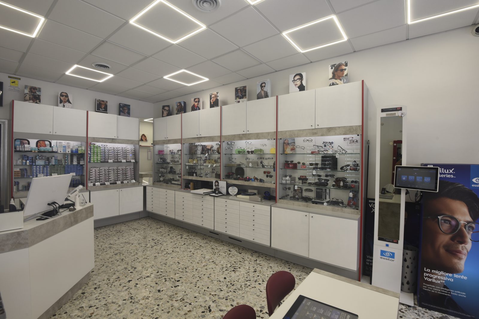 Interno del negozio visto con nitidezza