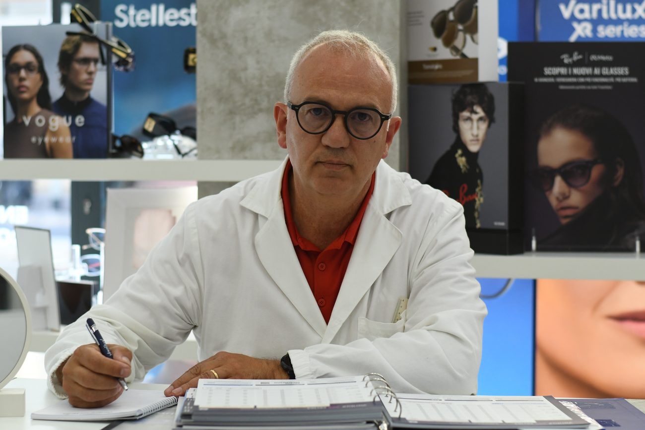 Il titolare di Ottica Dettori al lavoro nel negozio di Viale Appio Claudio